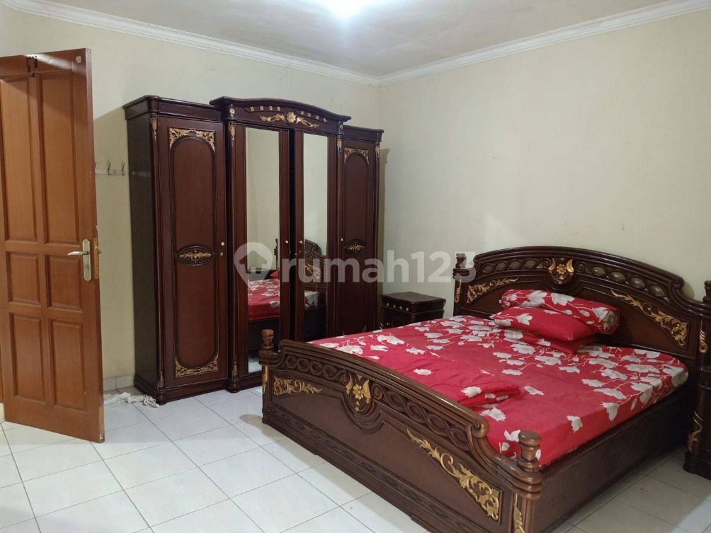 Large 2.5-Story House with Six Bedrooms in Setiabudi