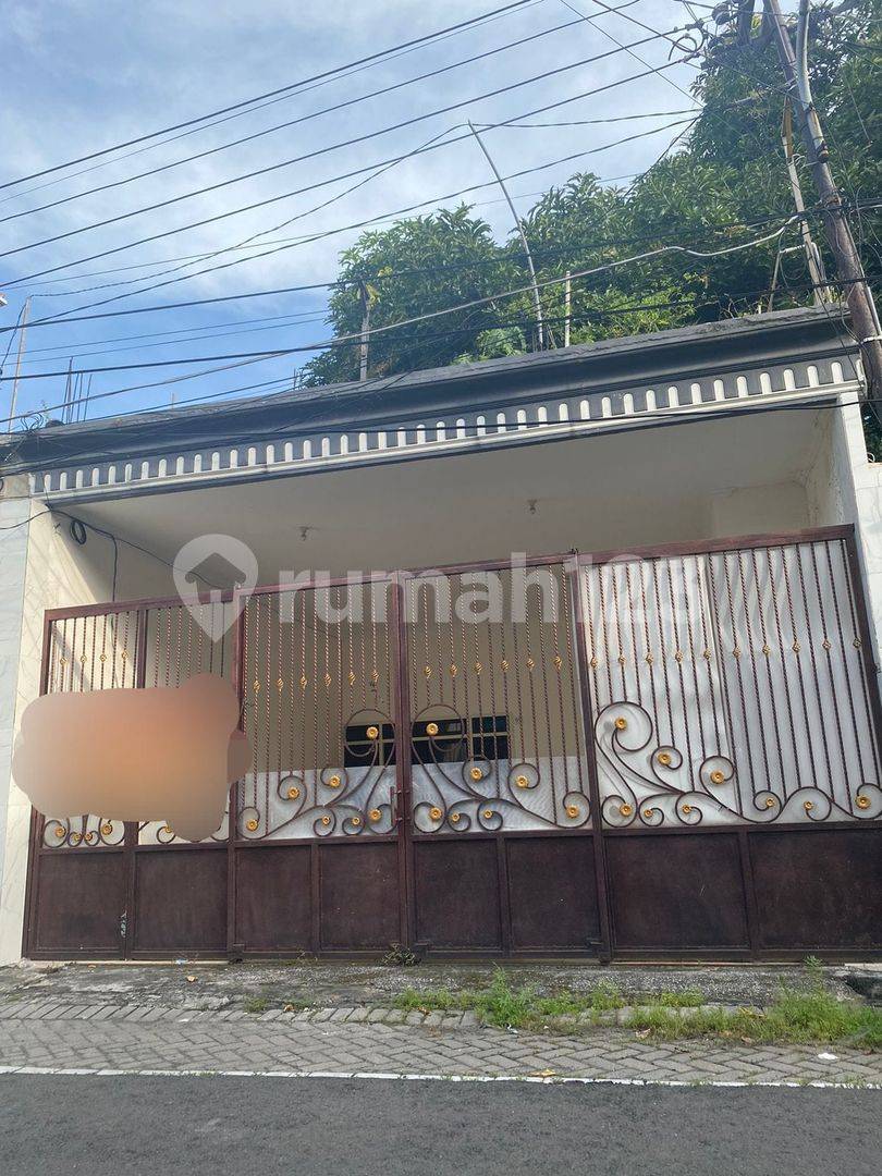 Spacious Two-Story House with Parking in Pakis