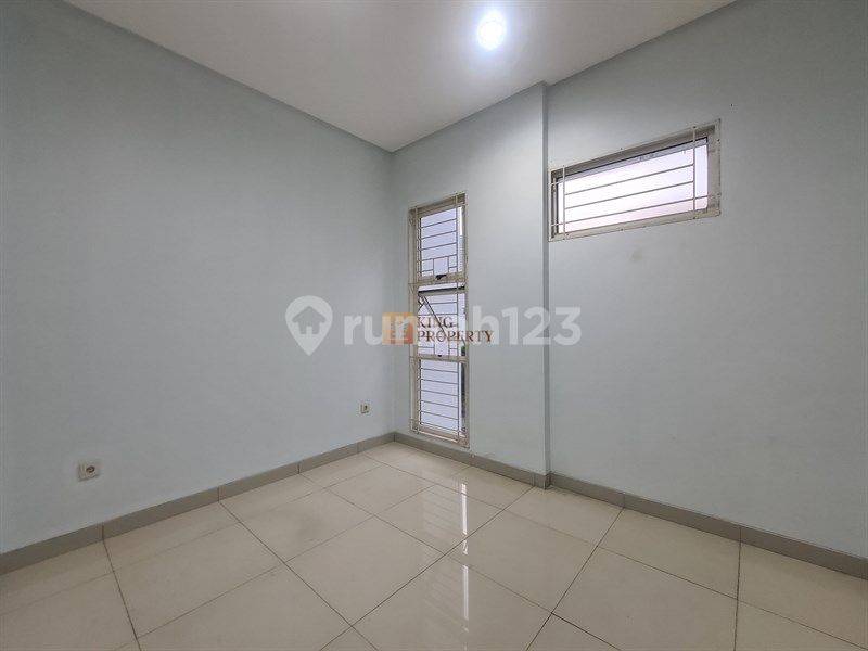 3-этажный полностью меблированный дом в жилом комплексе Puri Mansion Cluster Hawaii, Западная Джакарта
