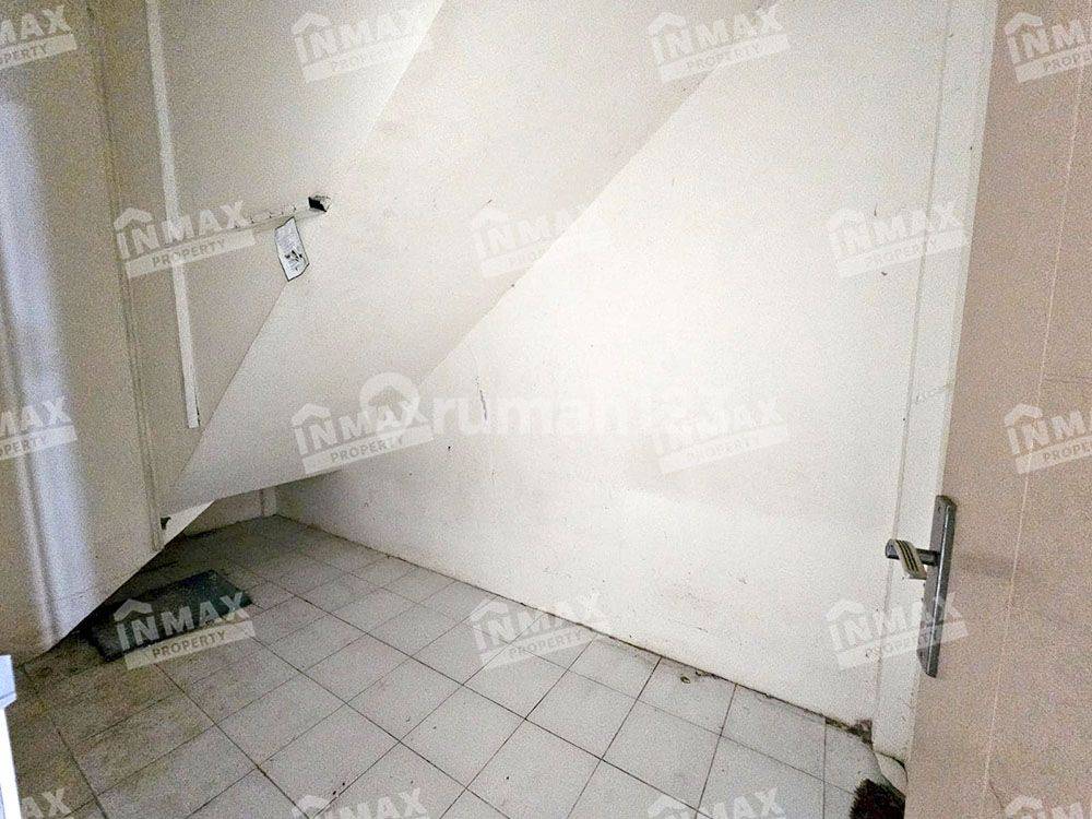 Strategic Location Property Suitable for Various Businesses