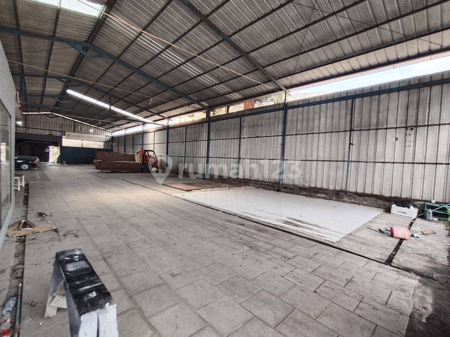 Large Commercial Warehouse with Parking and Staff Quarters