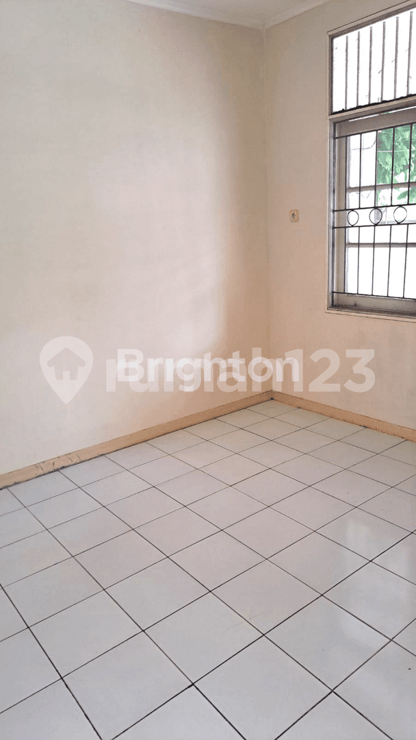 Unfurnished House for Rent in Tangerang - Strategic Location Near Malls and Schools