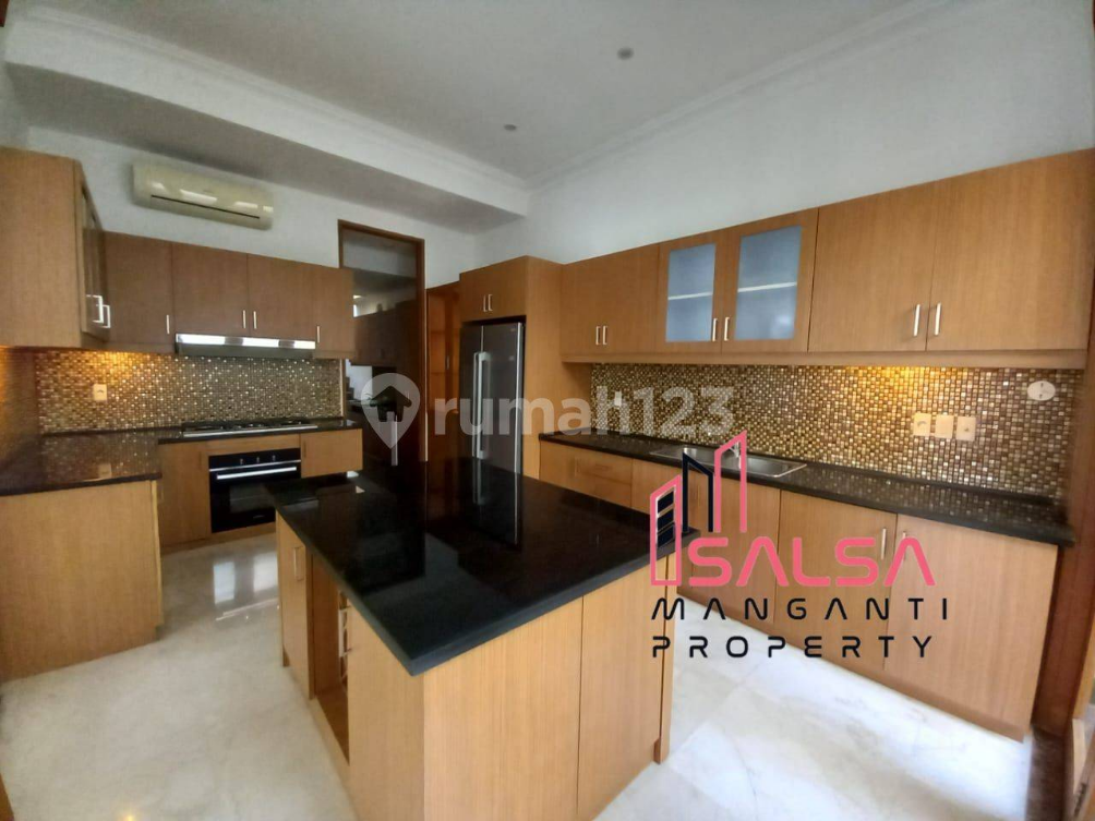 Luxurious 4-Bedroom House with Pool in Cipete