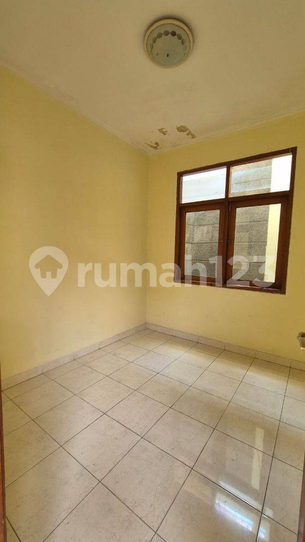 Просторный дом 140м² в Puri Indah с системой одного въезда