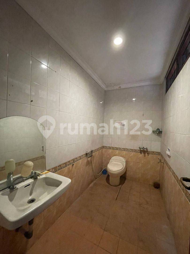 Spacious 8-Bedroom Property with Multiple Amenities