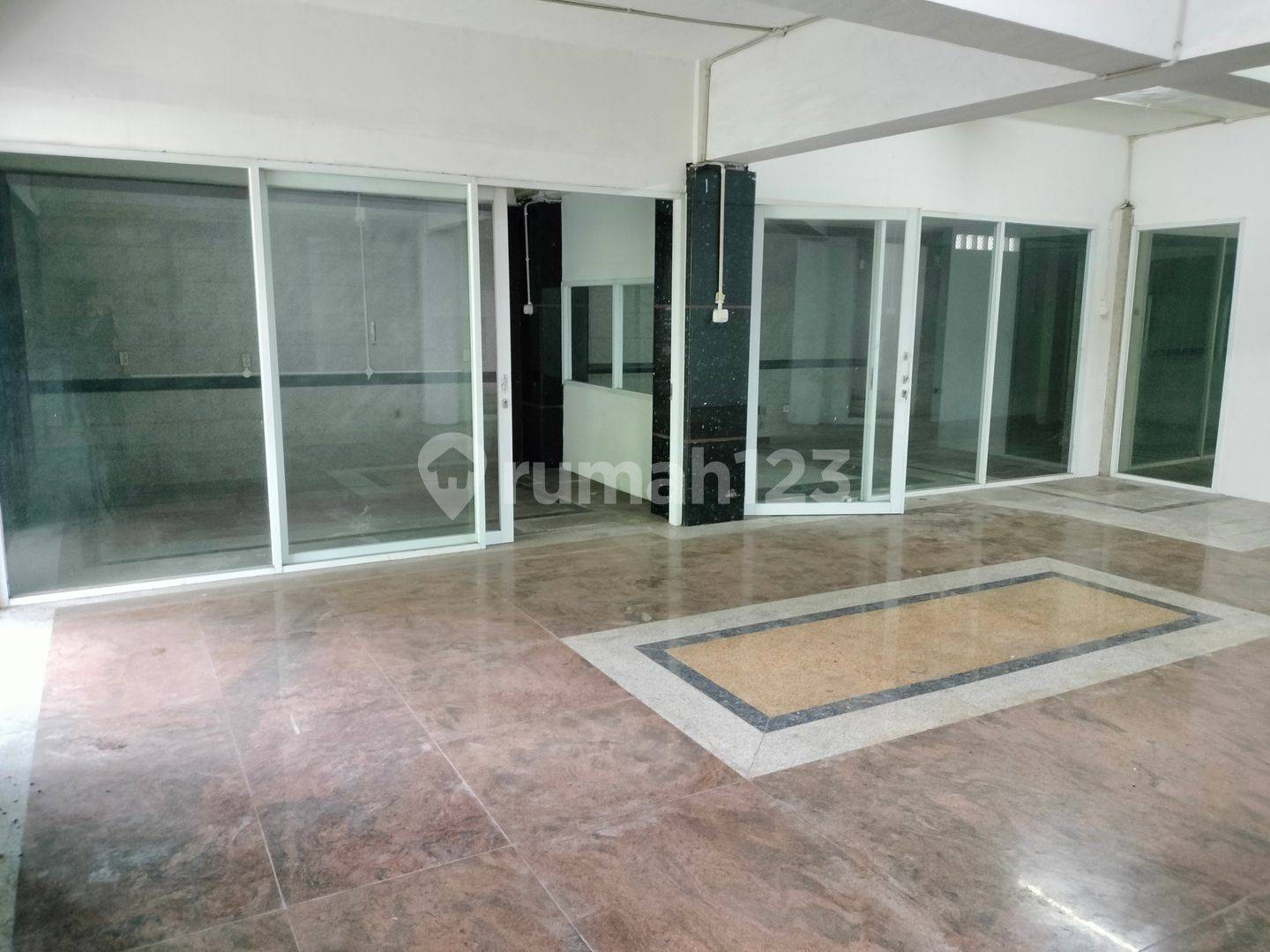 Торговый дом в Pasar Pagi, 1 этаж, 187 м²