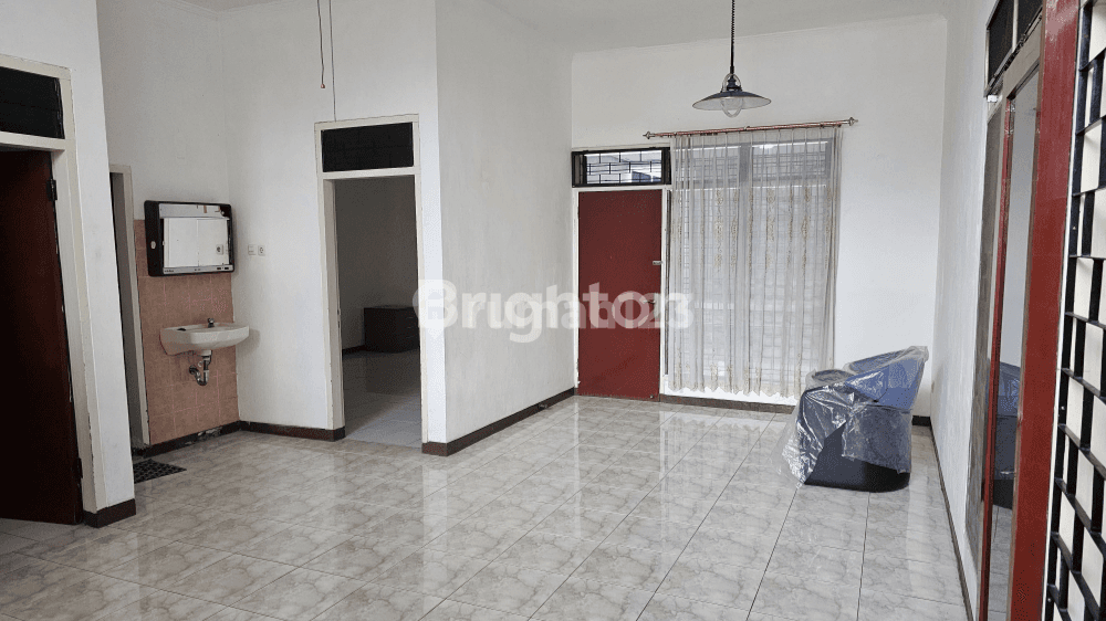 Rumah Kertajaya Indah - Spacious 3-Bedroom House in Surabaya