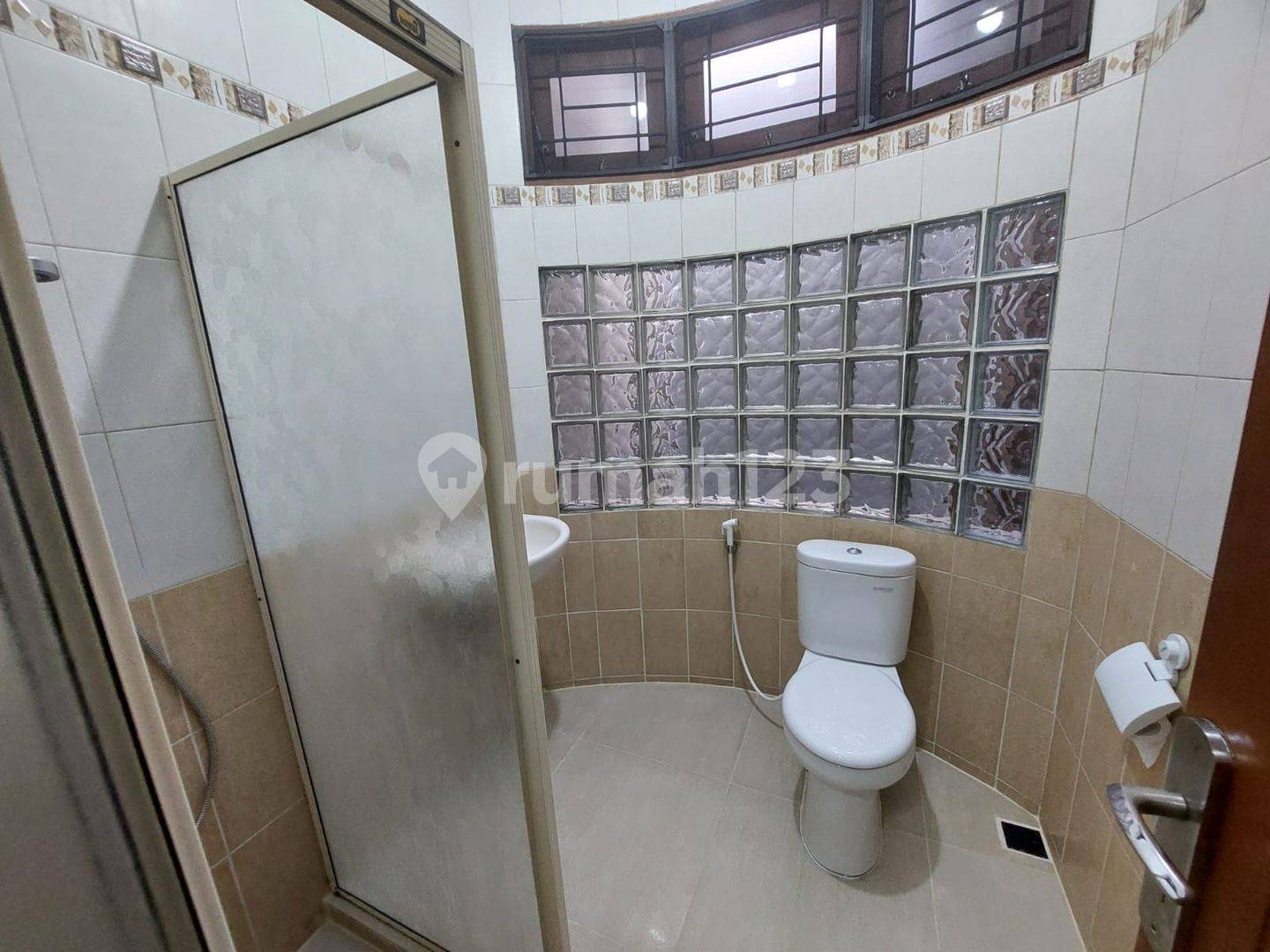 Просторный дом 250м2 с несколькими комнатами и удобствами