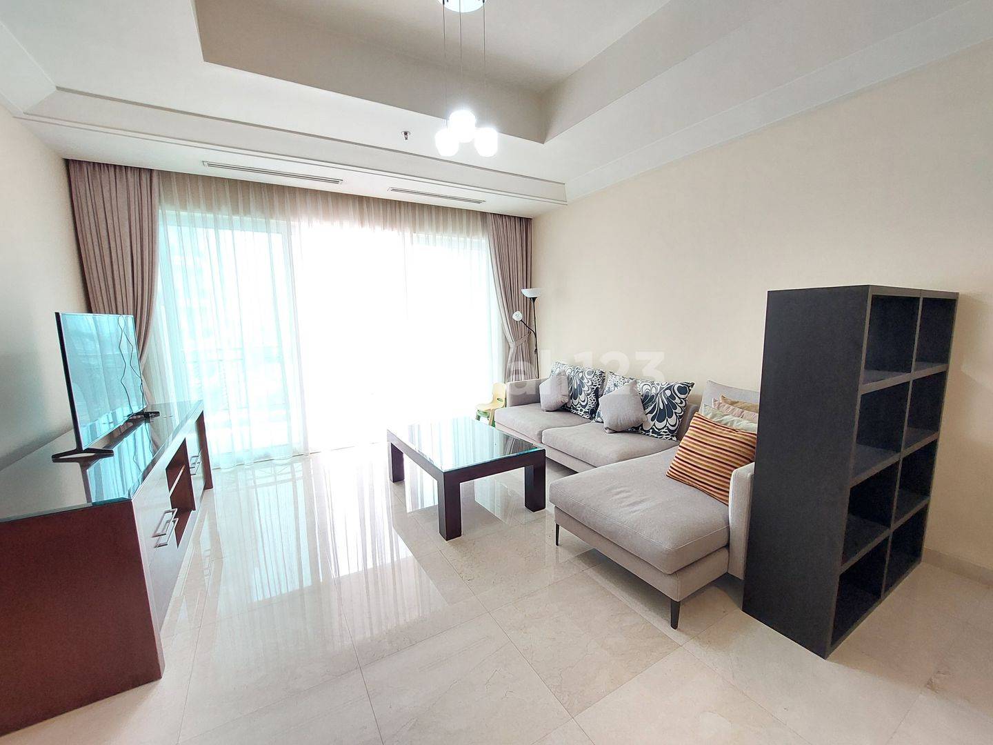 Pakubuwono Residence-тегі кең 2 бөлмелі пәтер жоғары сапалы ыңғайлылықтармен