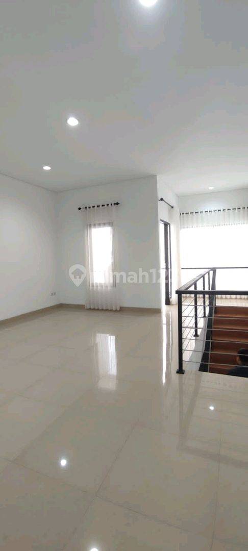 Minimalist House at Setraria Sutami