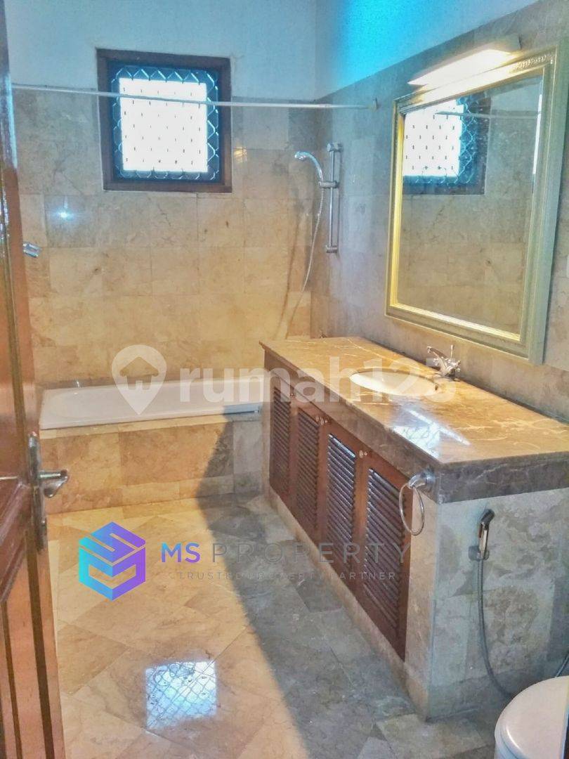 Spacious House with Pool, Garden, and Multiple Parking Spaces