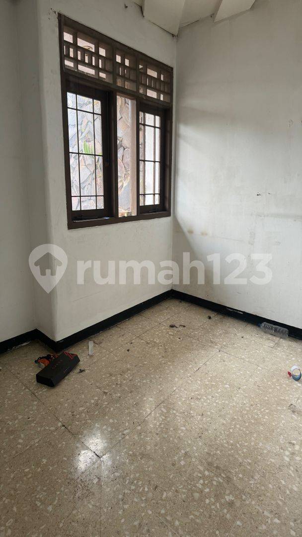 2-Story Corner House with 8 Bedrooms, Ideal for Boarding House or Office