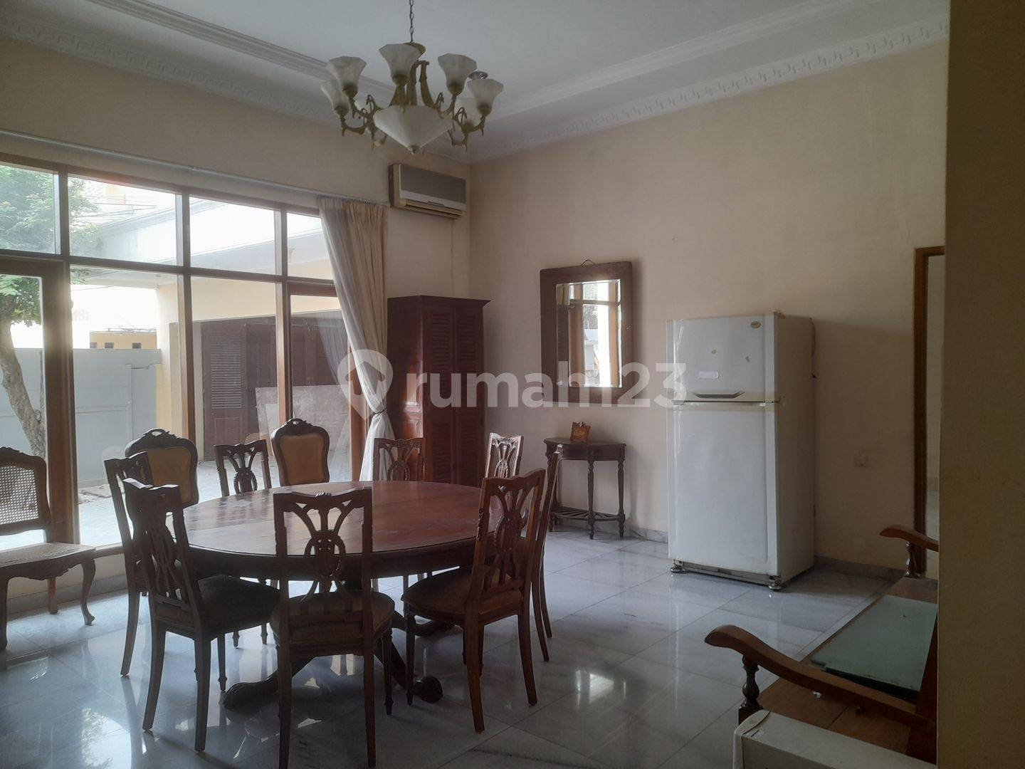 Spacious Villa Near Simatupang Toll Road with Pool
