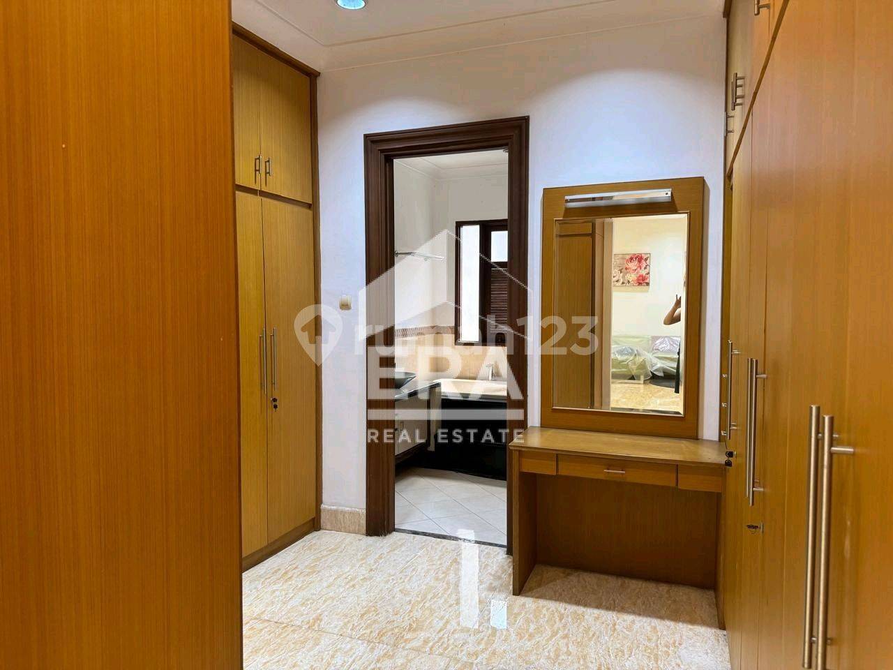Эксклюзивный дом в Pondok Hijau, Pondok Indah - рядом с торговым центром