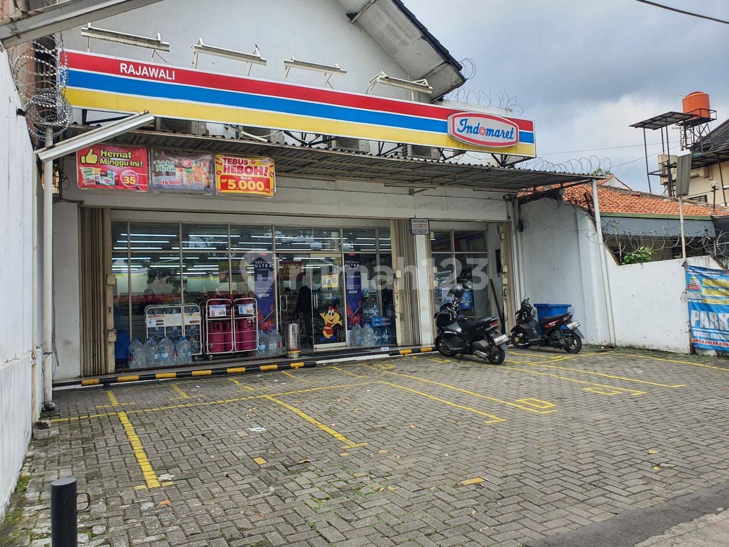 Mainroad Rajawali Commercial Shop - Spacious Parking, Prime Location