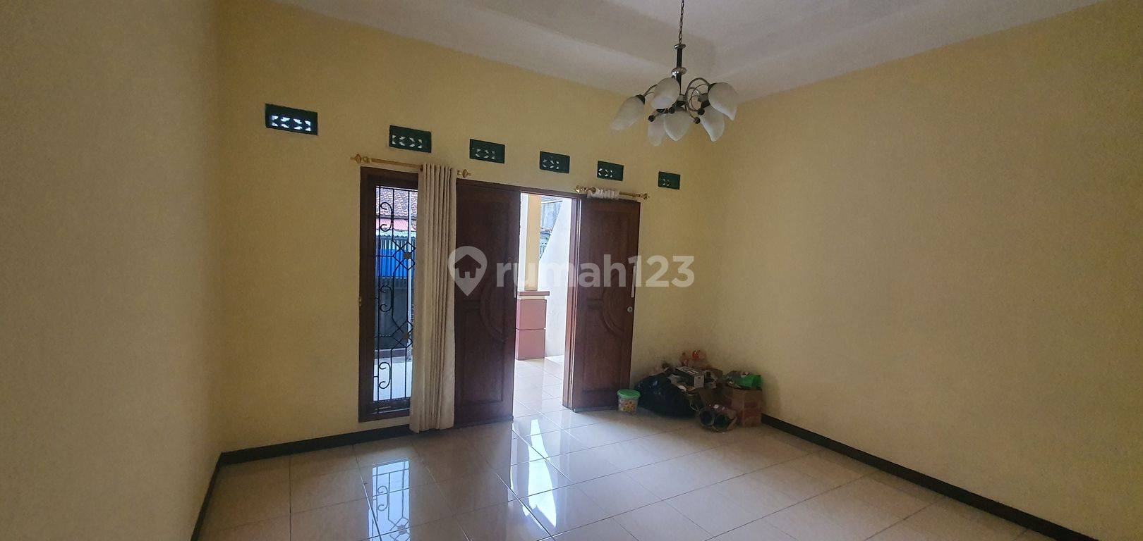 Spacious 4-Bedroom House with Garage in BKR