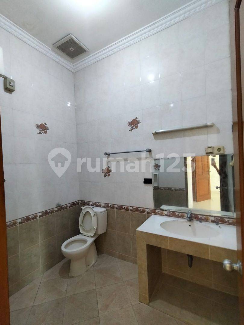 Сантердегі сауда орталығына жақын 2 қабатты үй, көптеген ерекшеліктері бар