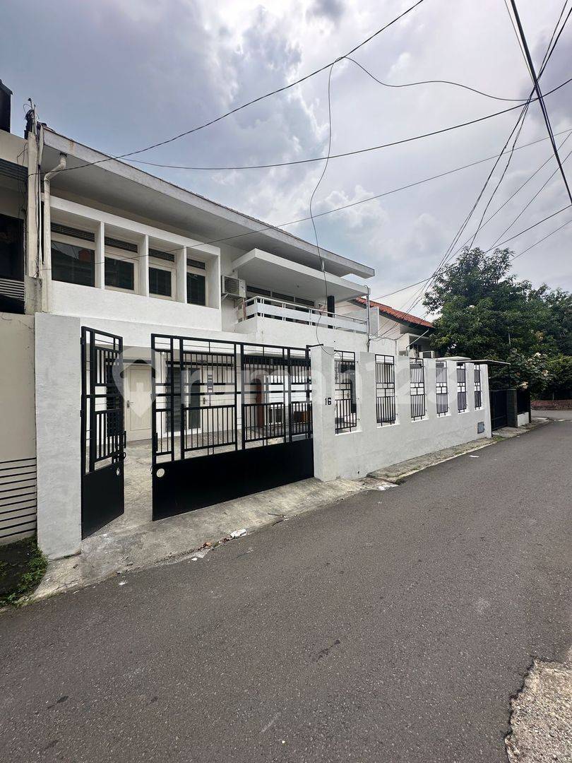 Panglima Polim Raya маңындағы кең 7 бөлмелі үй, Оңтүстік Джакарта