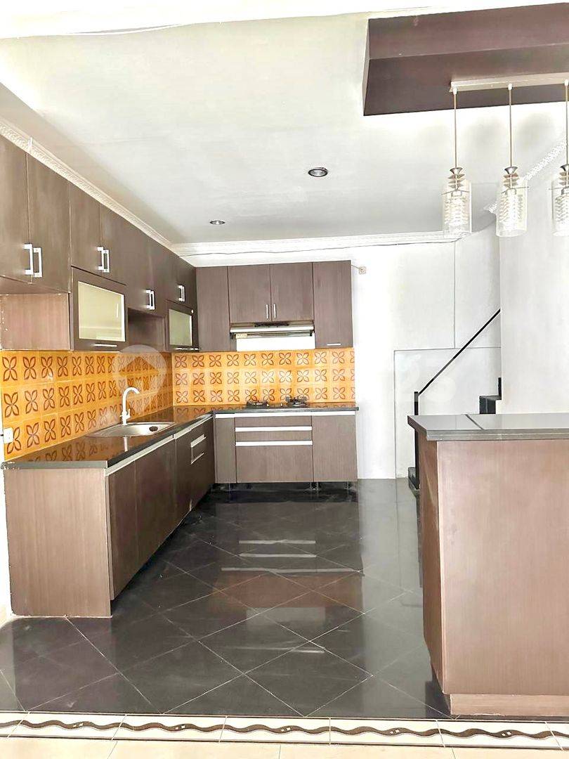 Spacious Family Home in Cool, Clean Residential Area Near Key Locations