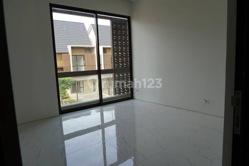 Современный 2.5-этажный дом в Citra Garden Serpong с 3 спальнями