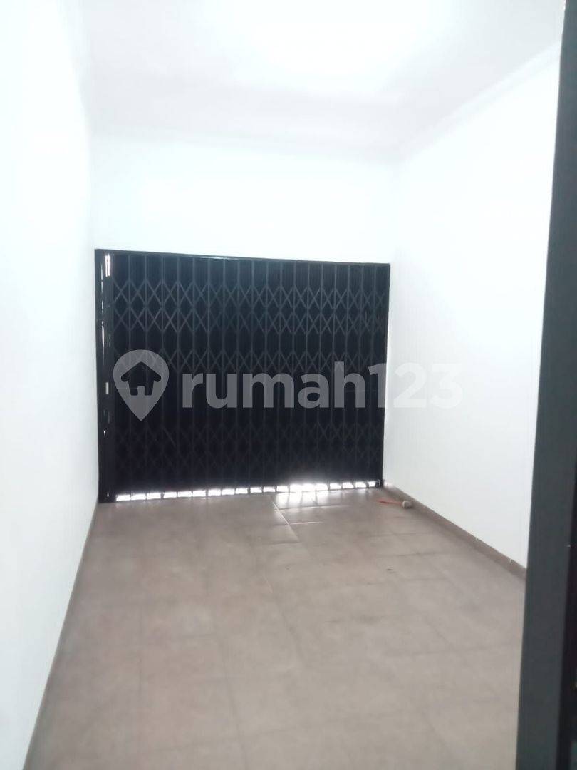 Жайлы 3 бөлмелі үй, Java Mall сауда орталығының жанында, Джомбланг, Кандисари