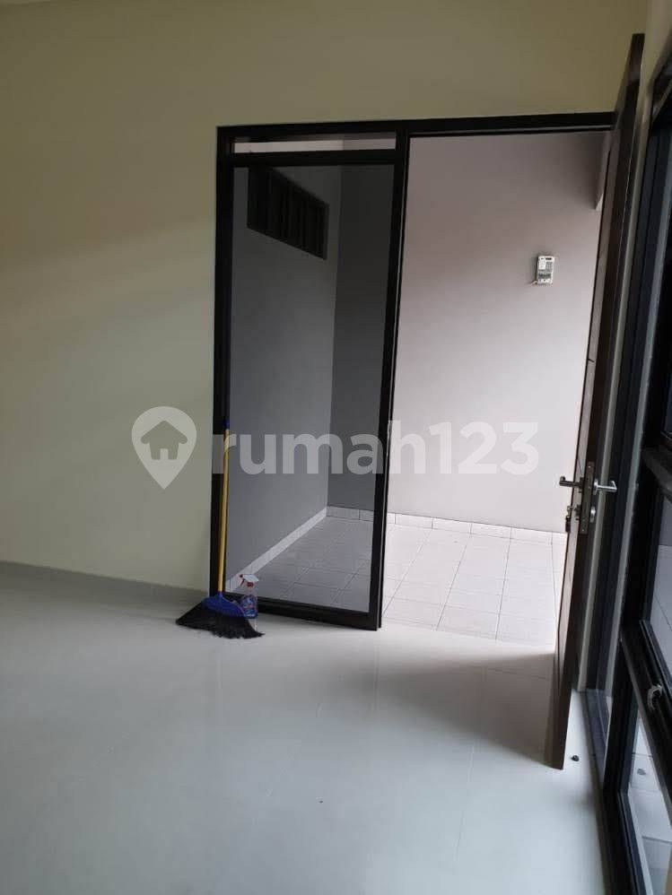 Бандунг қаласының орталығына жақын минималистік 2 қабатты үй