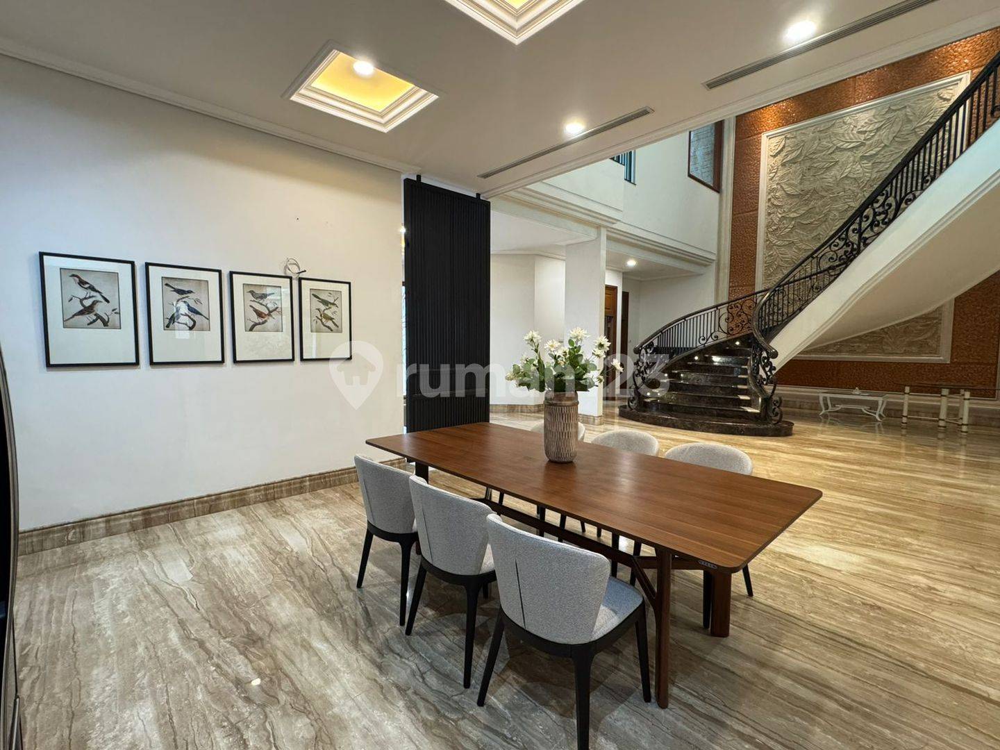 Luxurious Graha Famili House - Fully Furnished, Premium Finish