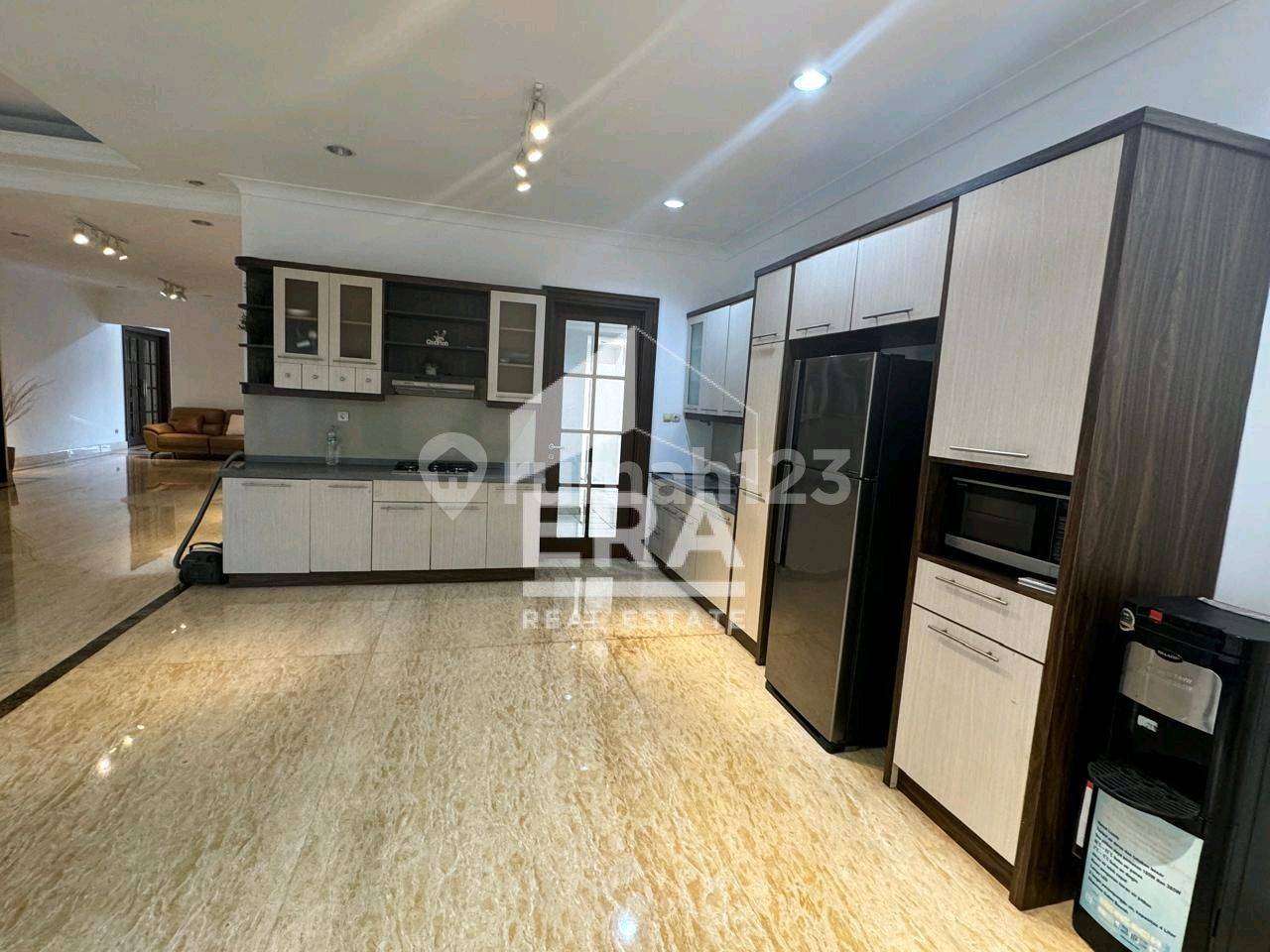 Эксклюзивный дом в Pondok Hijau, Pondok Indah - рядом с торговым центром