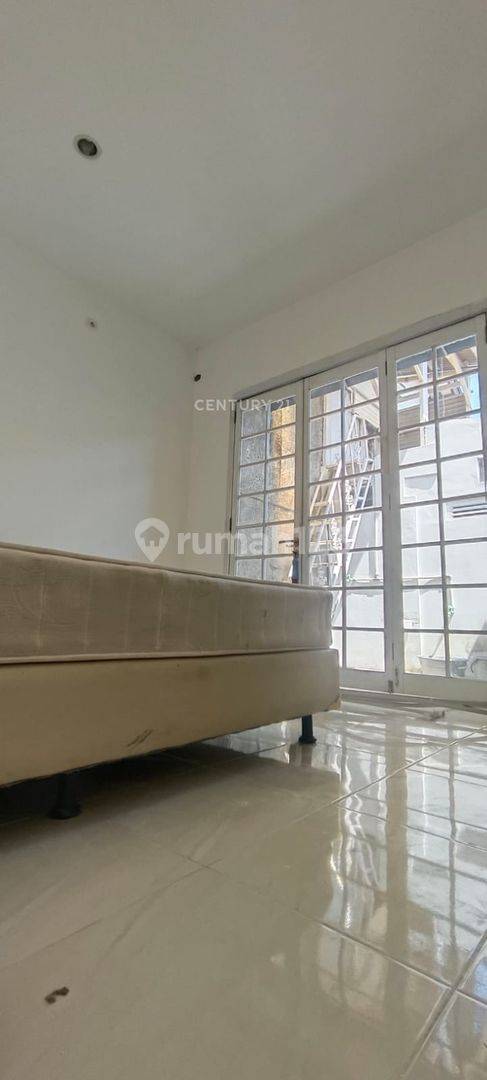 Spacious 2-Bedroom House in Sektor 5 with Carport