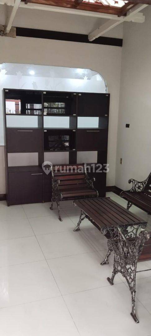 Spacious 2-Story House with 5 Bedrooms, Ideal for Home or Business
