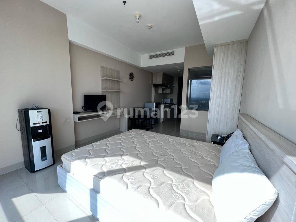 Furnished Studio Apartment with Golf Course View