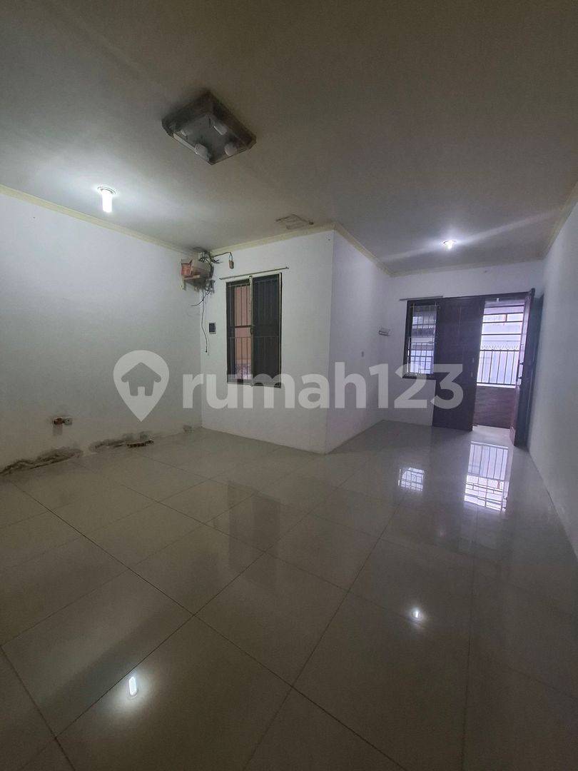 2-Story House, 3 Bedrooms, 2 Bathrooms, Carport