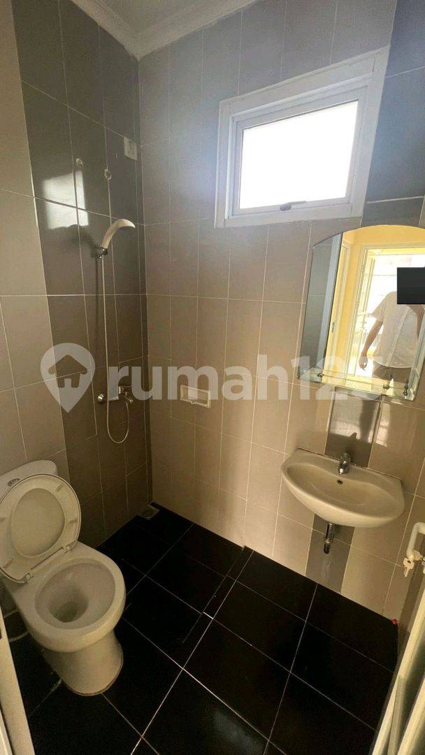 Modern 3-Bedroom Townhouse with Parking in Rivera