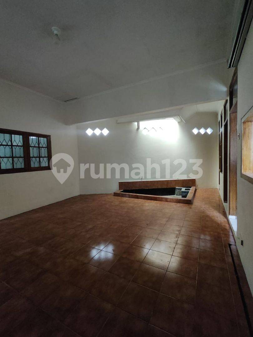 Spacious Two-Story House with Garden in Buah Batu