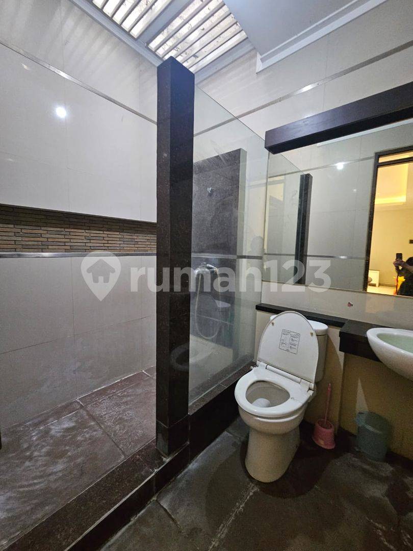 Spacious 4-Bedroom House in Batununggal, Fully Furnished