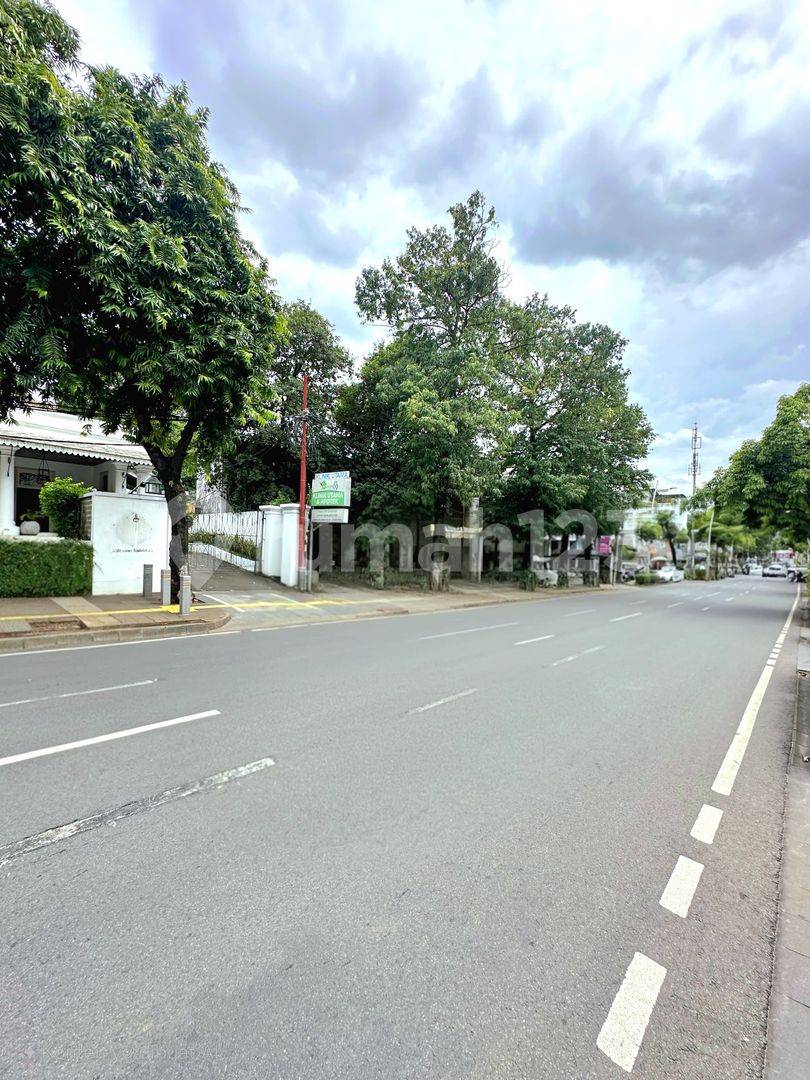 Просторная недвижимость Kemang Raya с большой открытой территорией