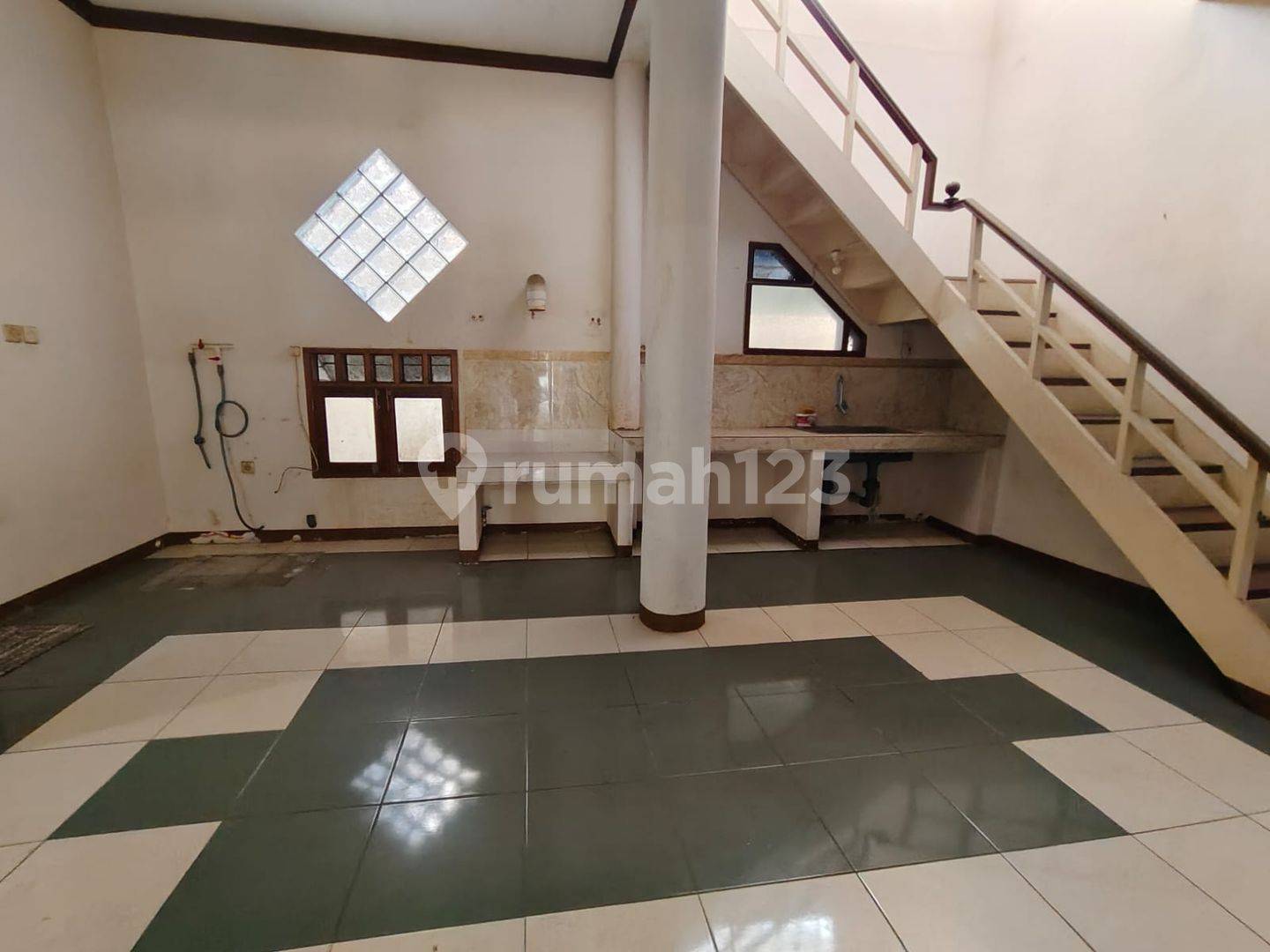 2-Story House in Taman Kopo Indah, 4 Bedrooms, Garasi & Carport