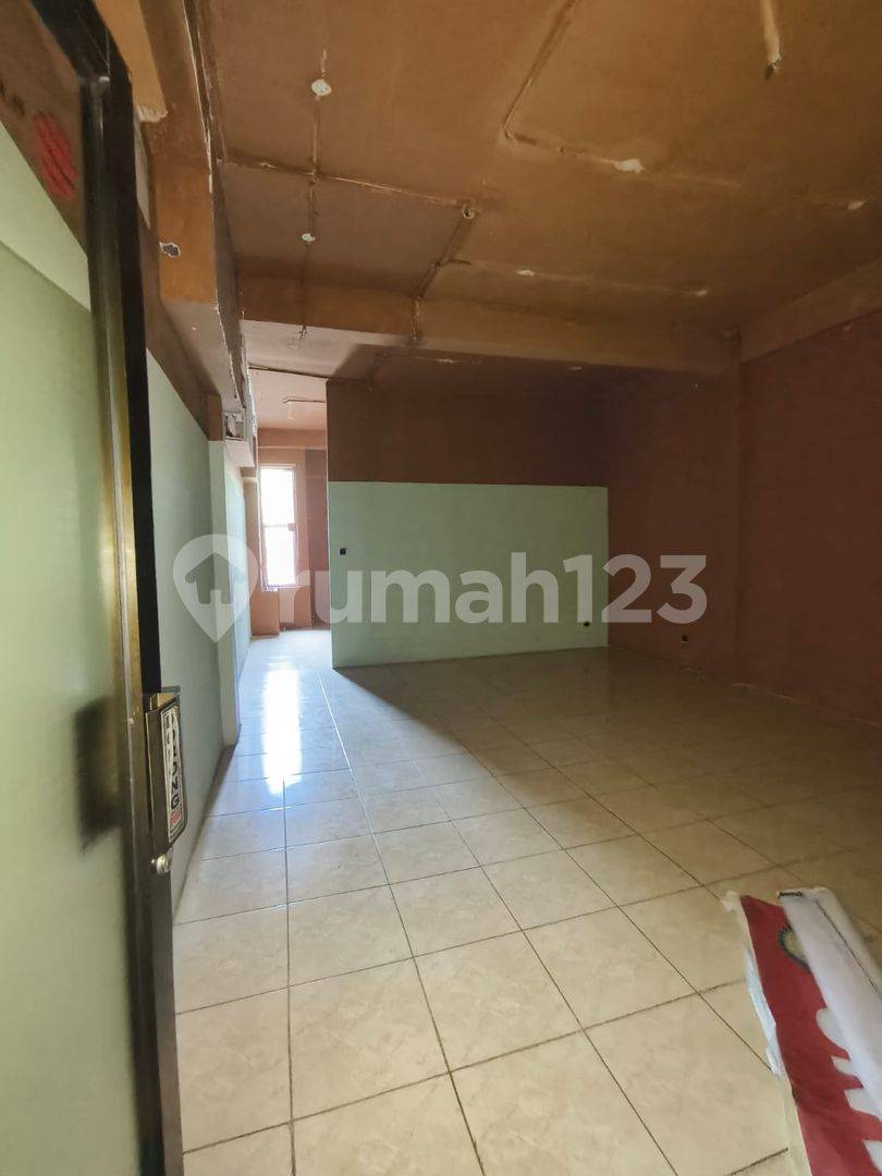 Сантердегі 4 қабатты дүкен-үй, бөлінген бөлмелерімен пайдалануға дайын