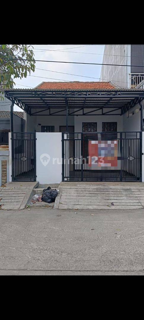 Spacious House in Strategic Bekasi Location