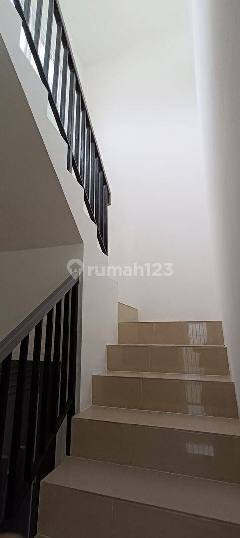 2-Story House with 2 Bedrooms, 2 Bathrooms, Electricity 2200W