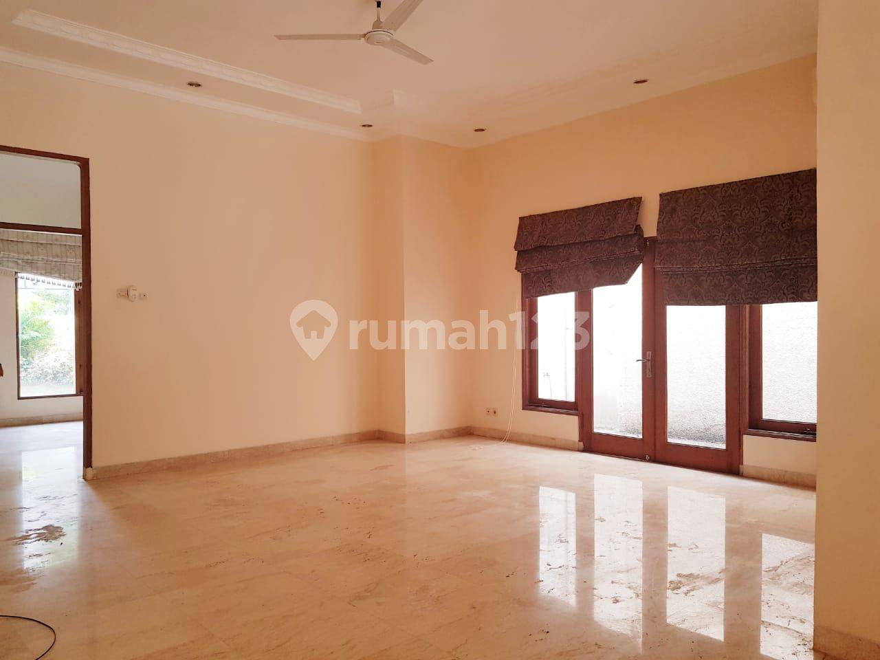 Spacious 5-Bedroom House with Pool and Garden