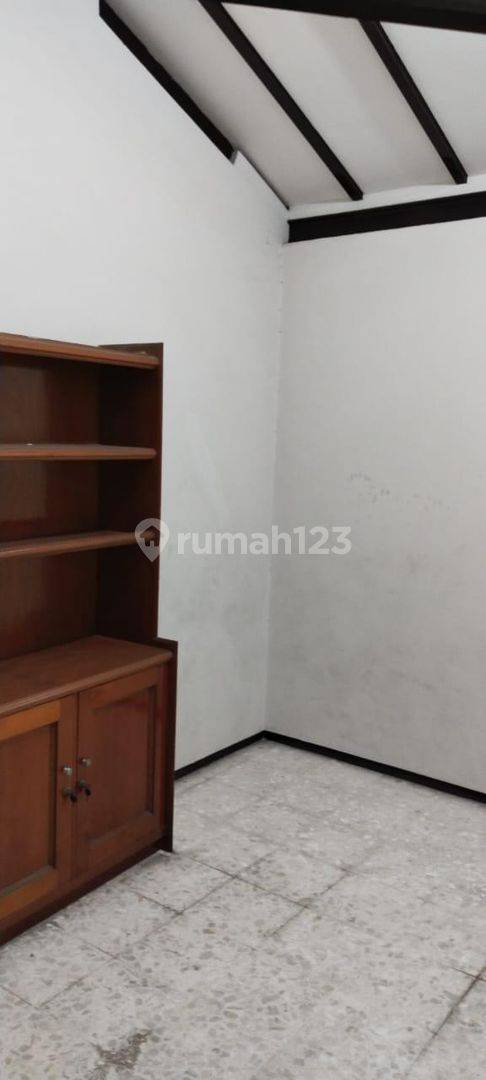 Spacious 2-Story House with 5 Bedrooms, Ideal for Home or Business