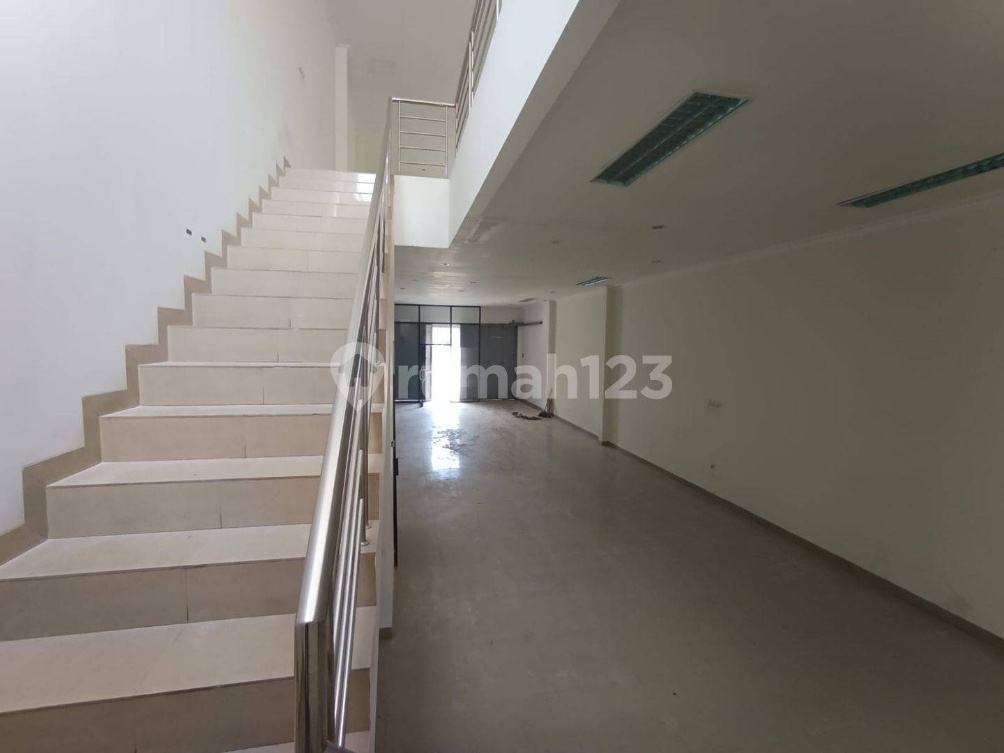 Modern Two-Story Commercial Space Near Dan Dan Store