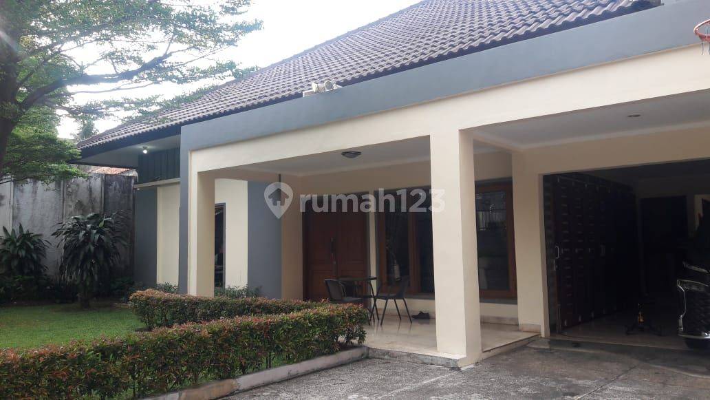 Spacious 5-Bedroom House with Pool and Garden
