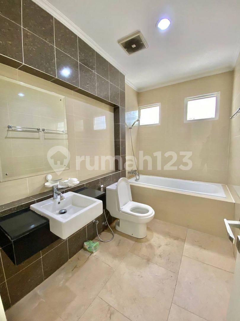 Spacious 4-Bedroom House with Multiple Amenities