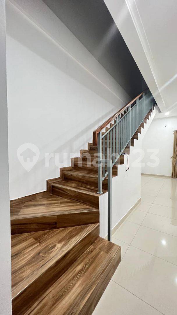 Flood-free house in strategic location near Puri Cinere Hospital and Golf Pangkalan Jati