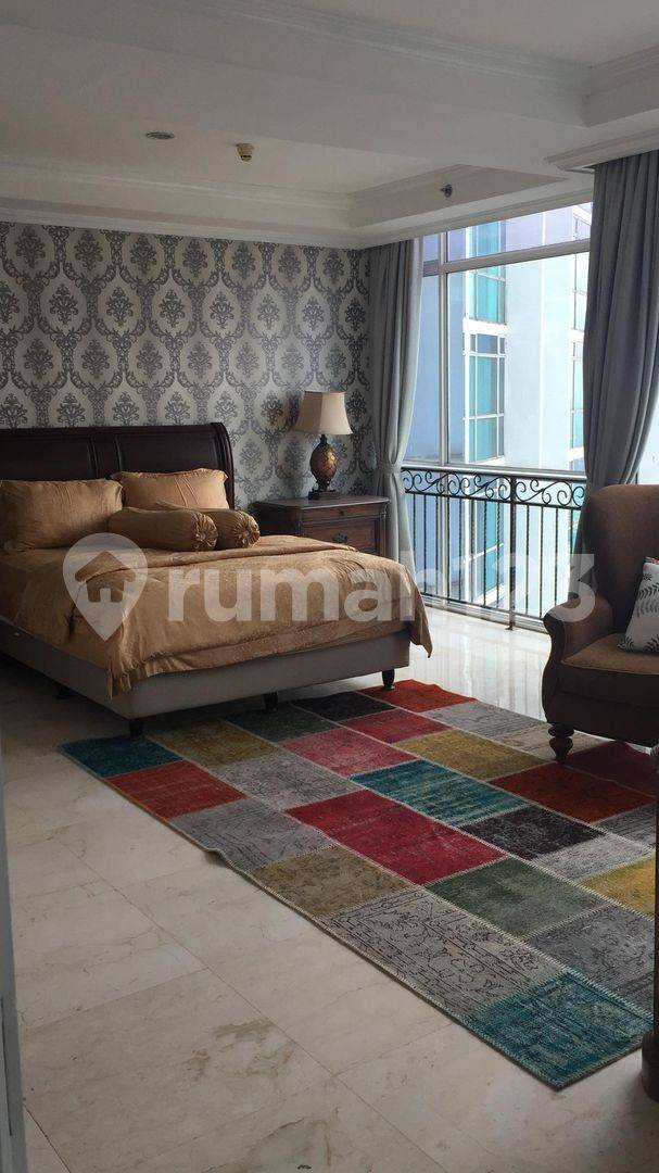 Spacious Apartment with City View and Designer Interior