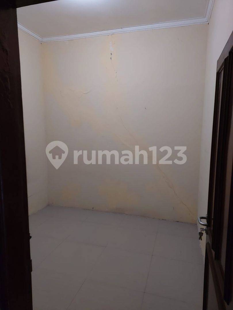 Mulyosari Prima House - Spacious 3+1 Bedroom Rental