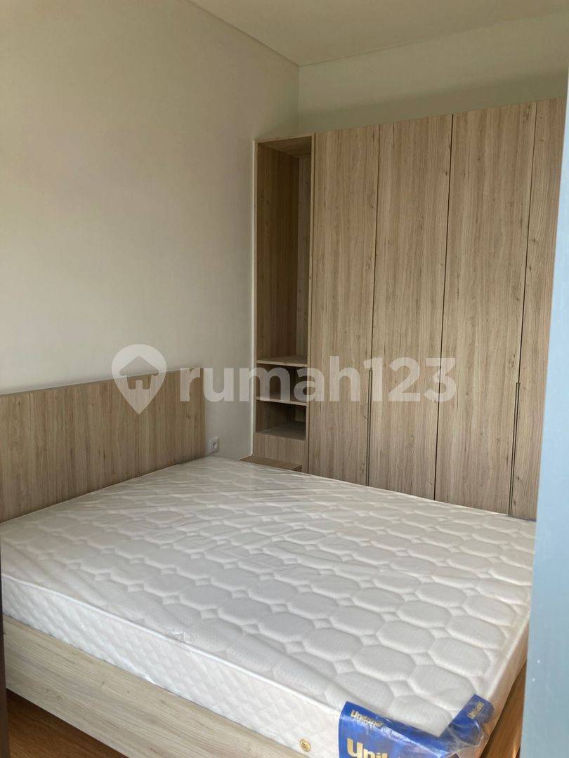 North-facing apartment with smart features near toll road