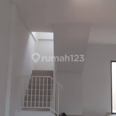 2 Corner Commercial Units with Garden View Windows